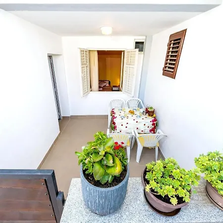 With One In Zadar, With Enclosed Garden And Wifi - 1 Km From T... Apartment Zadar