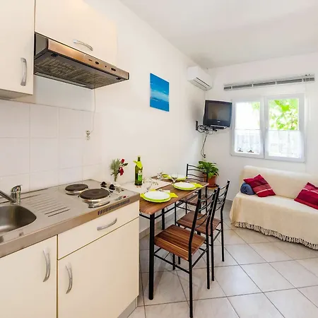 With One In Zadar, With Enclosed Garden And Wifi - 1 Km From T... Apartment *
