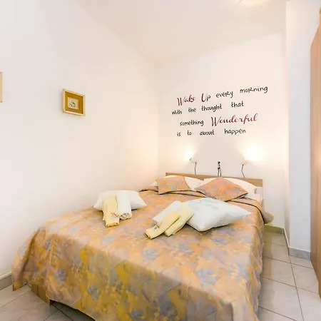 With One In Zadar, With Enclosed Garden And Wifi - 1 Km From T... Apartment *
